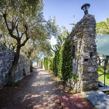 Joivy With Splendid View And Private Garden In Mulinetti *